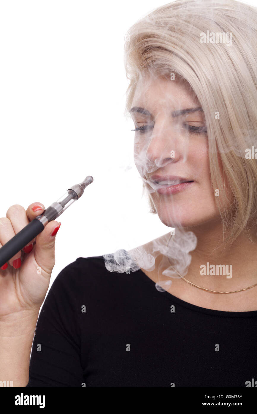 Close up blonde femme fumant à l'aide d'E- cigarette Banque D'Images