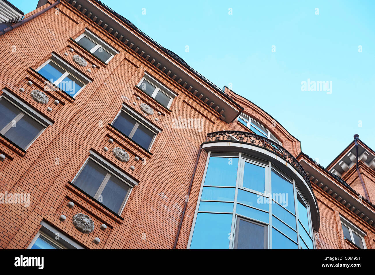 Bâtiment de plusieurs étages en brique sur le fond bleu du ciel Banque D'Images