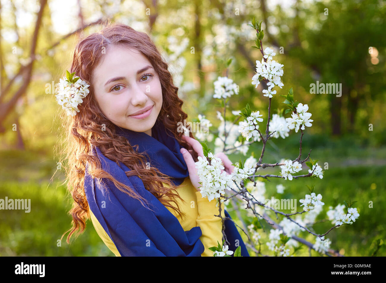 Portrait de jeune femme belle dans les arbres en fleurs au printemps Banque D'Images