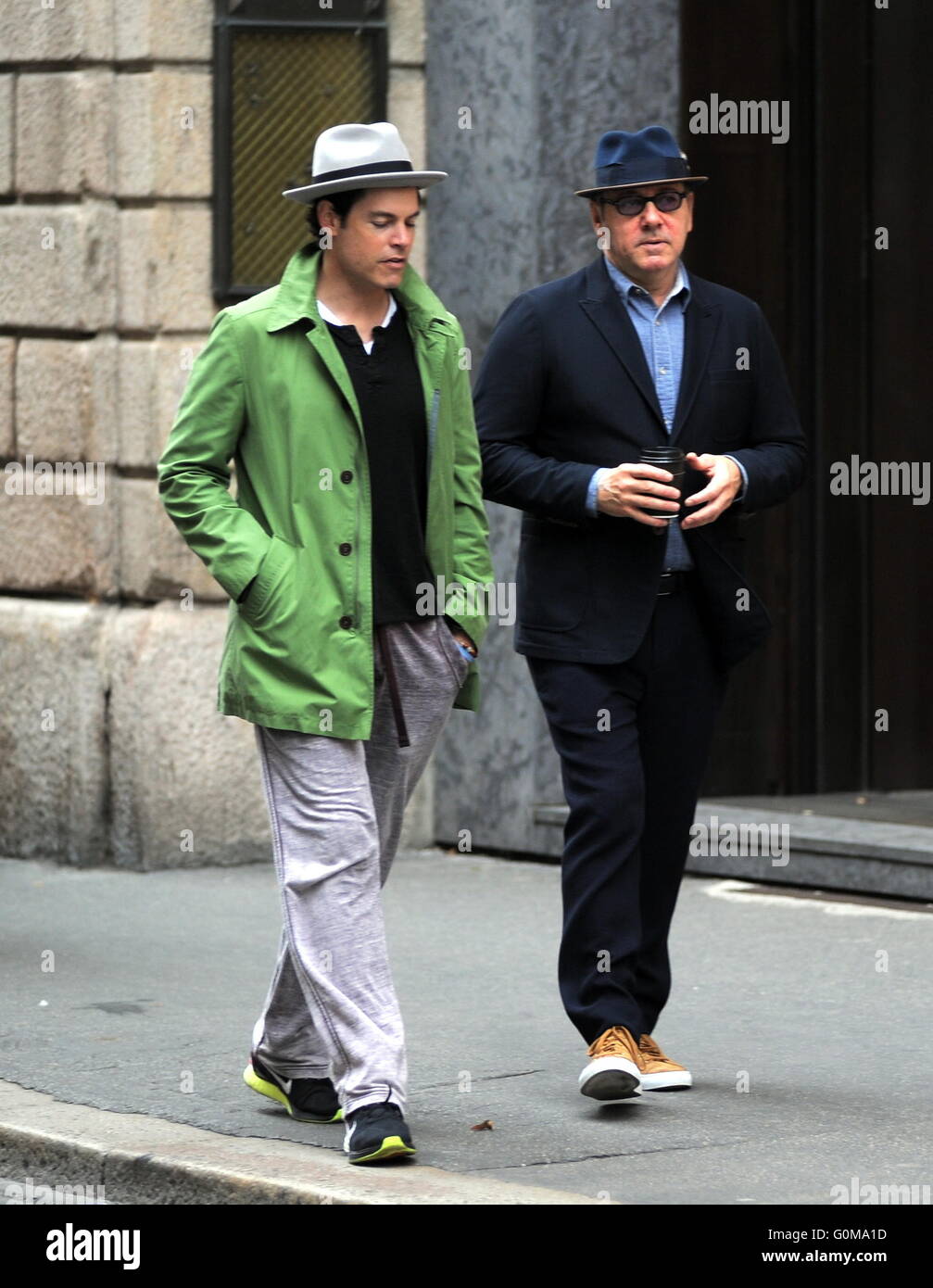 Kevin Spacey prend une promenade avec un ami en costume, chapeau, lunettes et portant une tasse du café d'Emporio Armani Caffè. L'American Beauty star arrête de boire son café avant d'entrer dans un magasin Armani à Milan. En vedette : Kevin Spacey Où : Milan, Banque D'Images