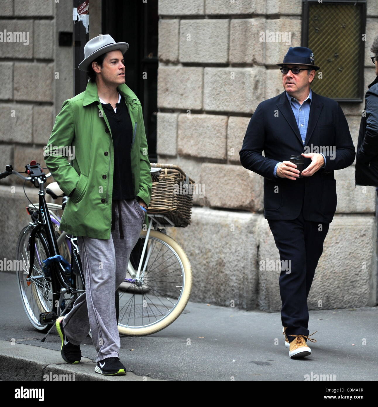 Kevin Spacey prend une promenade avec un ami en costume, chapeau, lunettes et portant une tasse du café d'Emporio Armani Caffè. L'American Beauty star arrête de boire son café avant d'entrer dans un magasin Armani à Milan. En vedette : Kevin Spacey Où : Milan, Banque D'Images