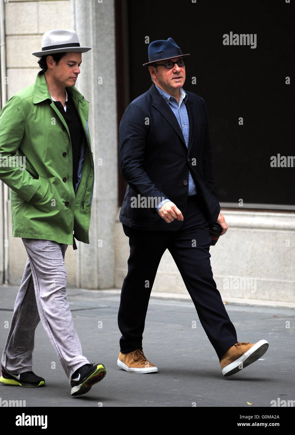 Kevin Spacey prend une promenade avec un ami en costume, chapeau, lunettes et portant une tasse du café d'Emporio Armani Caffè. L'American Beauty star arrête de boire son café avant d'entrer dans un magasin Armani à Milan. En vedette : Kevin Spacey Où : Milan, Banque D'Images