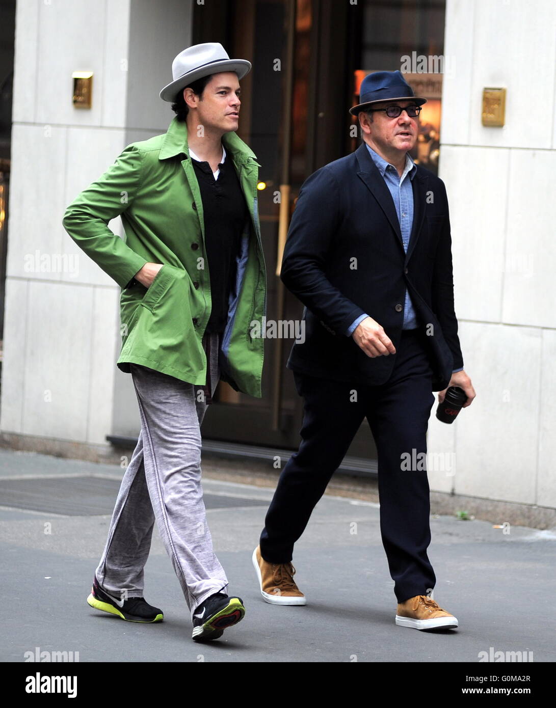 Kevin Spacey prend une promenade avec un ami en costume, chapeau, lunettes et portant une tasse du café d'Emporio Armani Caffè. L'American Beauty star arrête de boire son café avant d'entrer dans un magasin Armani à Milan. En vedette : Kevin Spacey Où : Milan, Banque D'Images