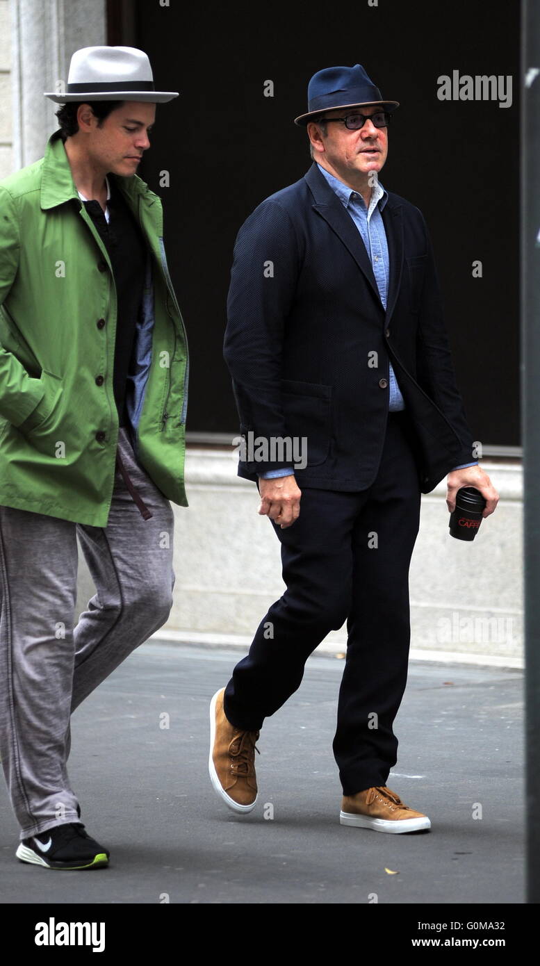 Kevin Spacey prend une promenade avec un ami en costume, chapeau, lunettes et portant une tasse du café d'Emporio Armani Caffè. L'American Beauty star arrête de boire son café avant d'entrer dans un magasin Armani à Milan. En vedette : Kevin Spacey Où : Milan, Banque D'Images