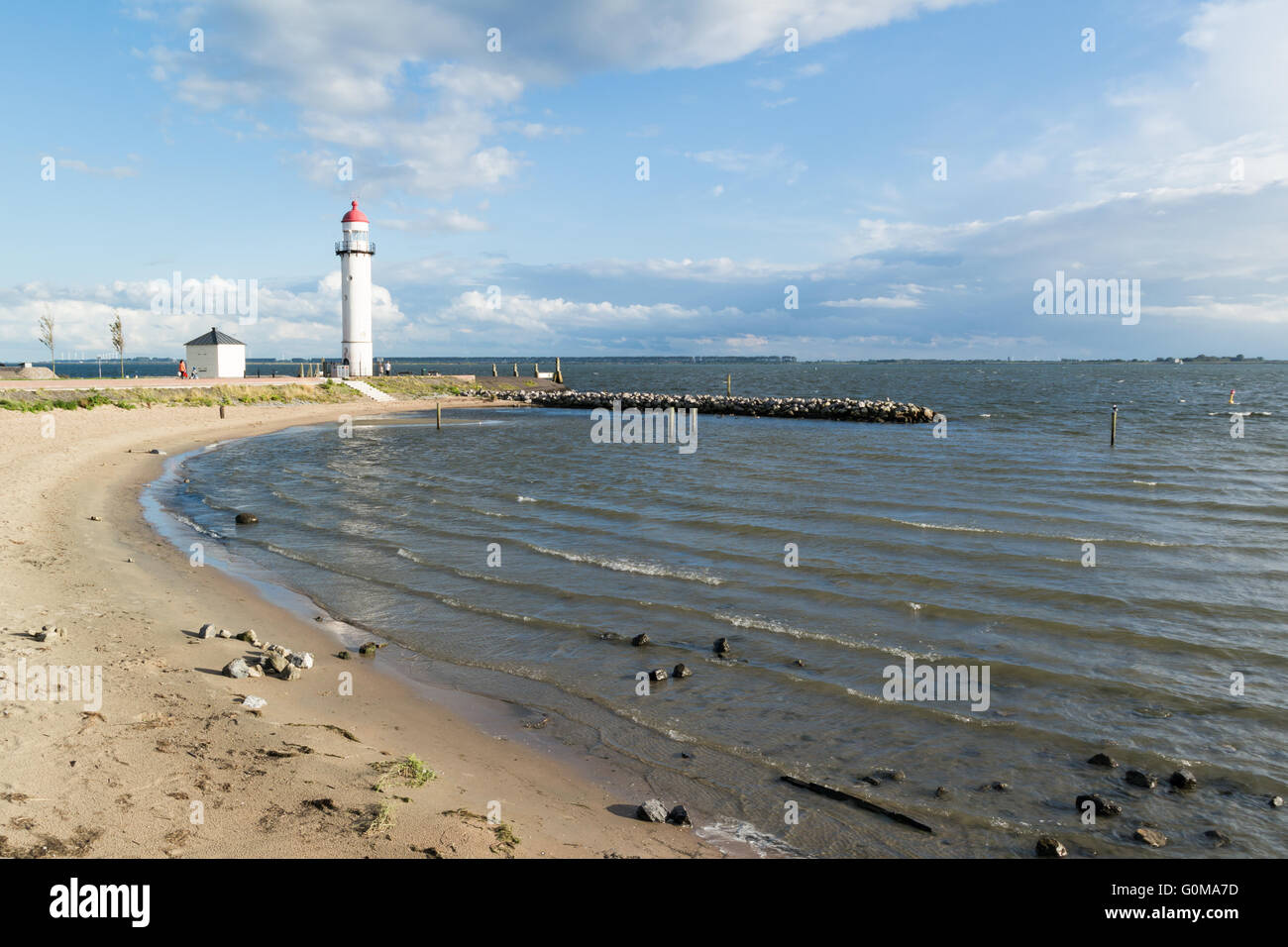 Haringvliet canal, Phare et la plage de Pals sur Voorne-Putten dans le sud de la province de Hollande, Pays-Bas Banque D'Images