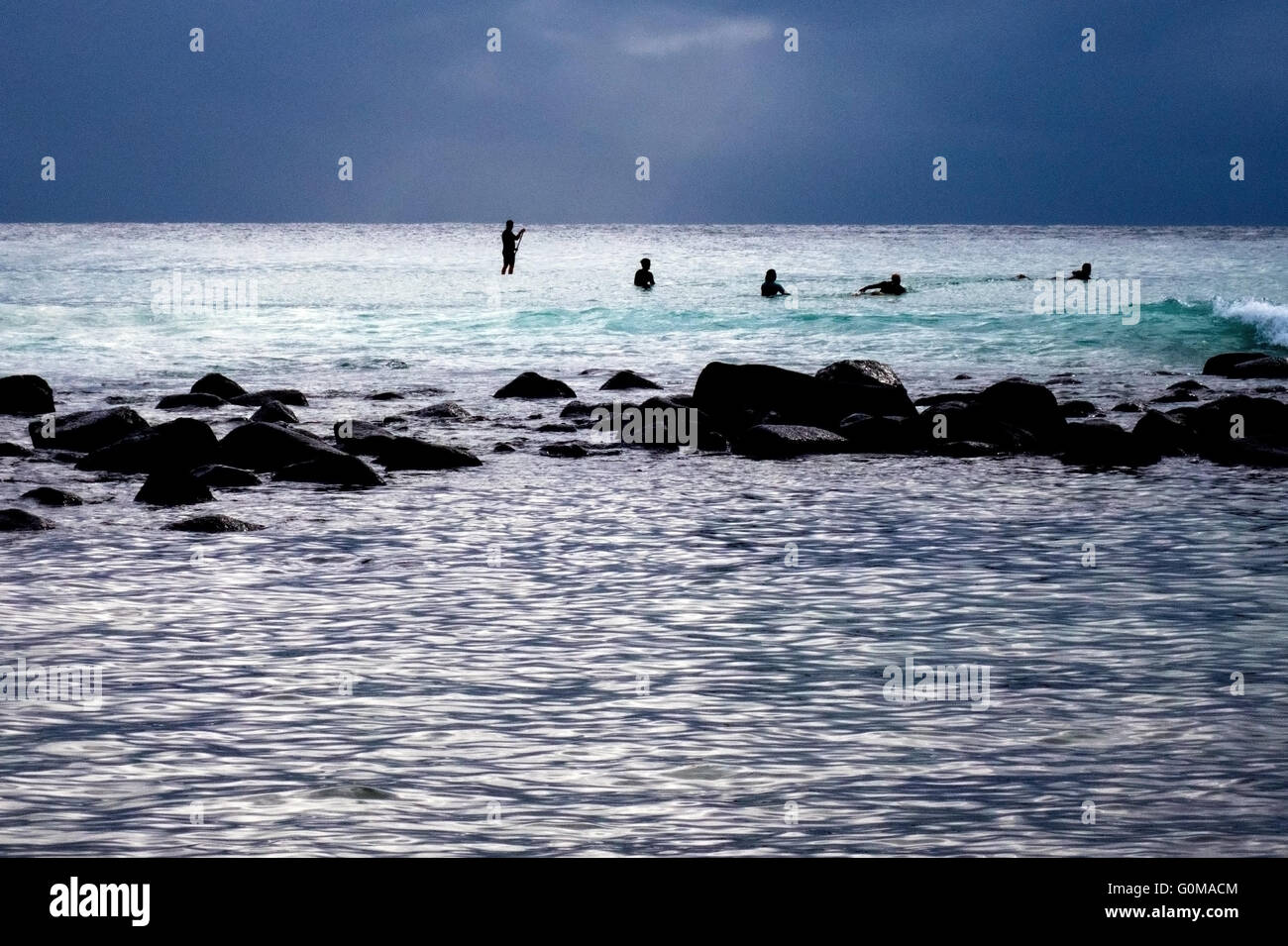 Board riders en attente d'une vague à Burleigh Heads sur la Gold Coast en Australie. Banque D'Images