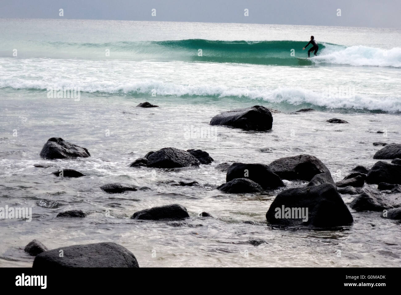 Board rider attraper une vague à Burleigh Heads sur la Côte d'or de l'Australie. Banque D'Images