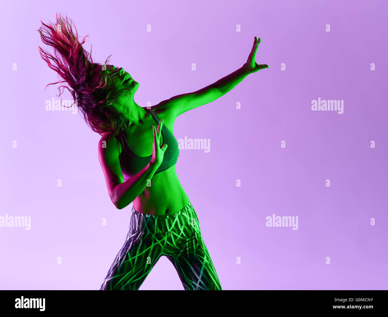 Une femme caucasienne exercices de fitness Zumba danseur isolé sur fond coloré Banque D'Images