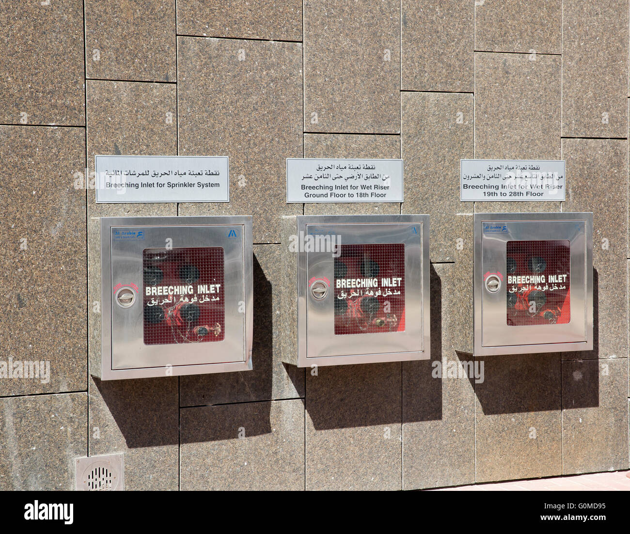 Pour les sapeurs-pompiers d'admission de la pompe à eau à certains étages sur un mur à Dubaï Banque D'Images