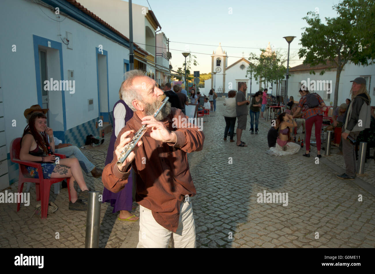 Flûtiste jouer à une partie de la rue, Barao de Sao Joao, Algarve Portugal Banque D'Images