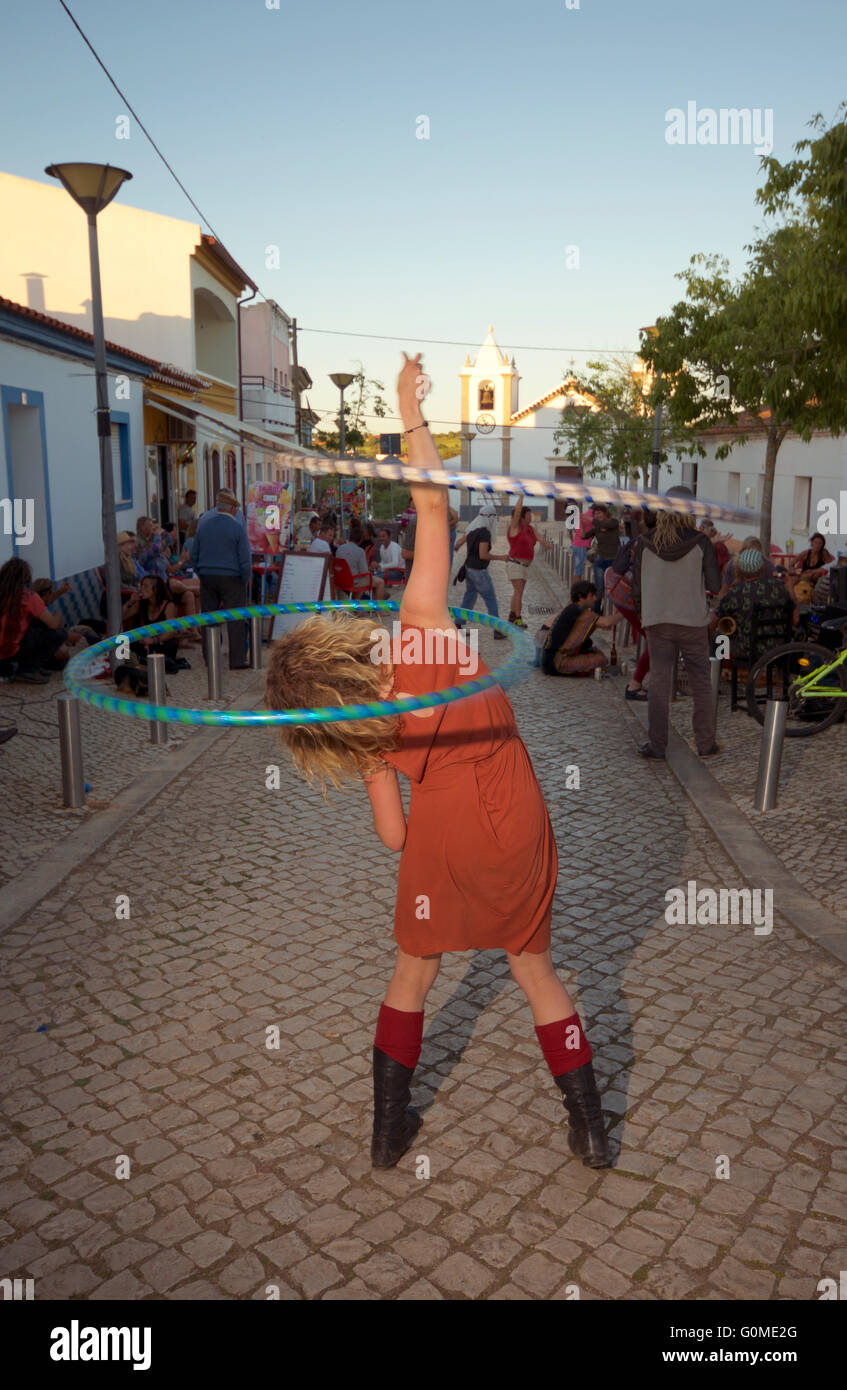 Fille avec hula hoop double à une street party, Barao de Sao Joao, Algarve Portugal Banque D'Images