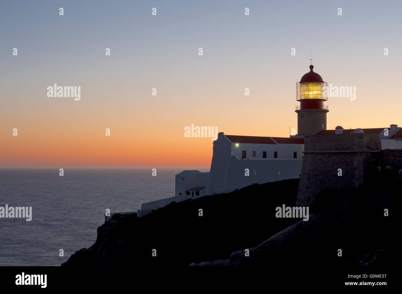 Le phare de Cabo Sao Vicente au crépuscule, Algarve Portugal Banque D'Images