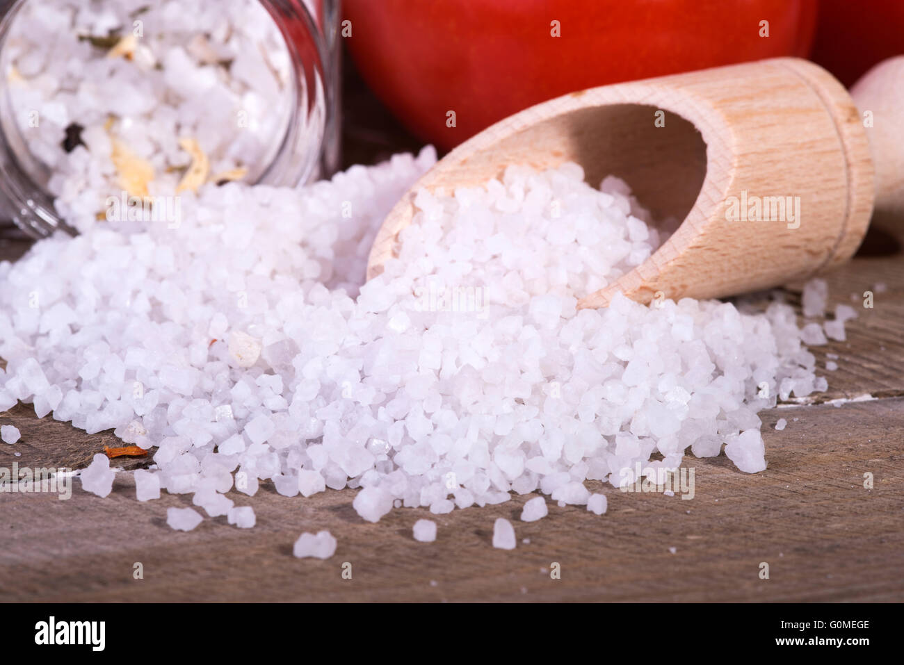 Droit de sel de table dans des conteneurs aux herbes Banque D'Images
