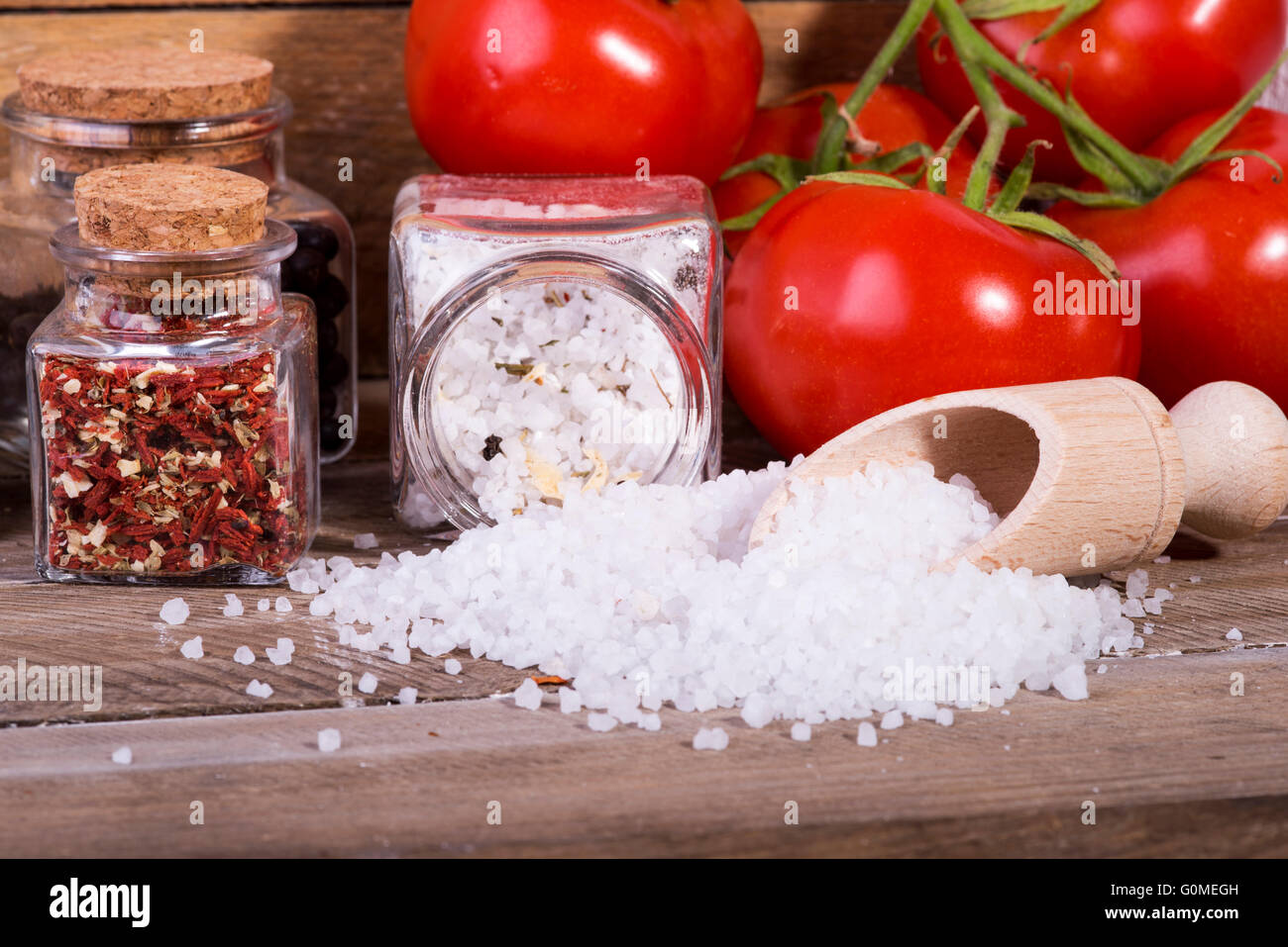 Droit de sel de table dans des conteneurs aux herbes Banque D'Images