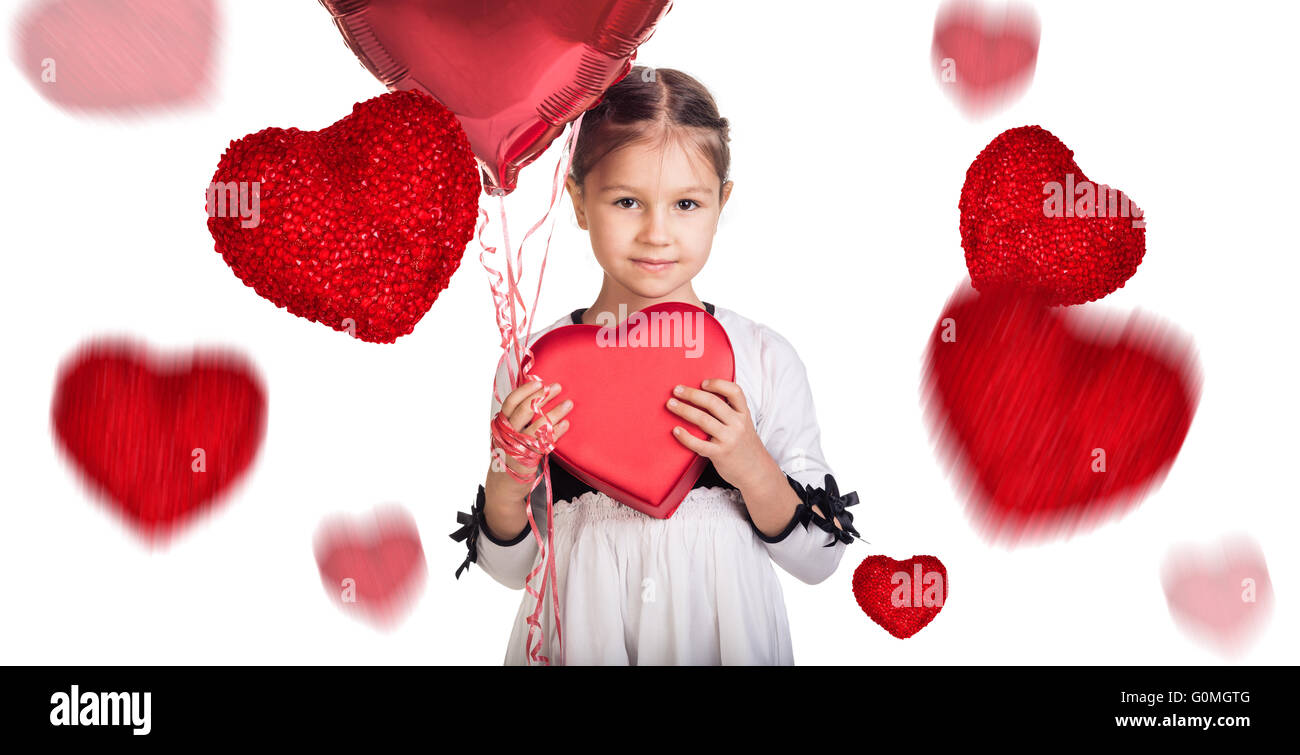 Cute little girl avec boîte coeur rouge Banque D'Images