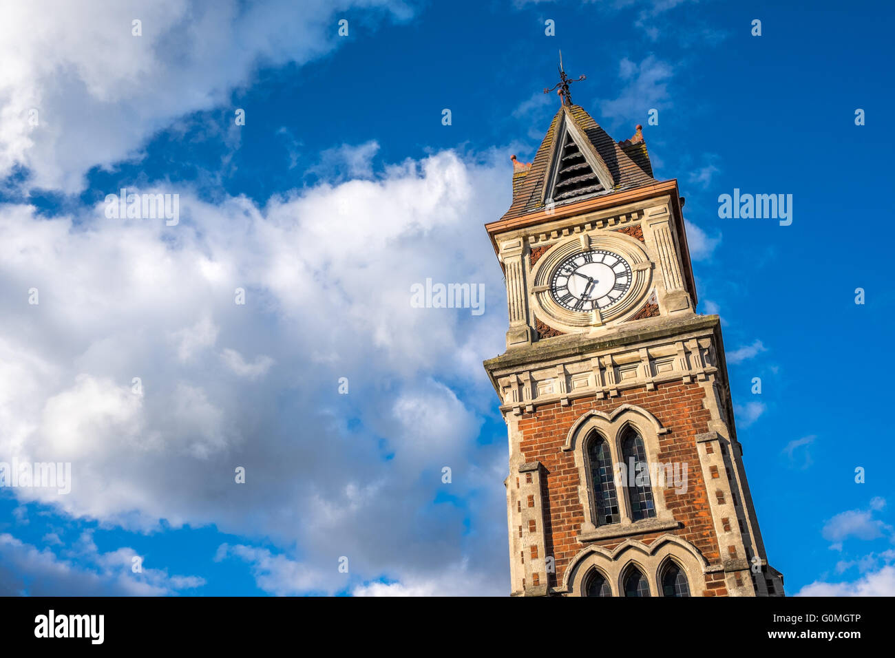 Newmarket town tower ciel bleu avec des nuages blancs inquiétants de temps Banque D'Images