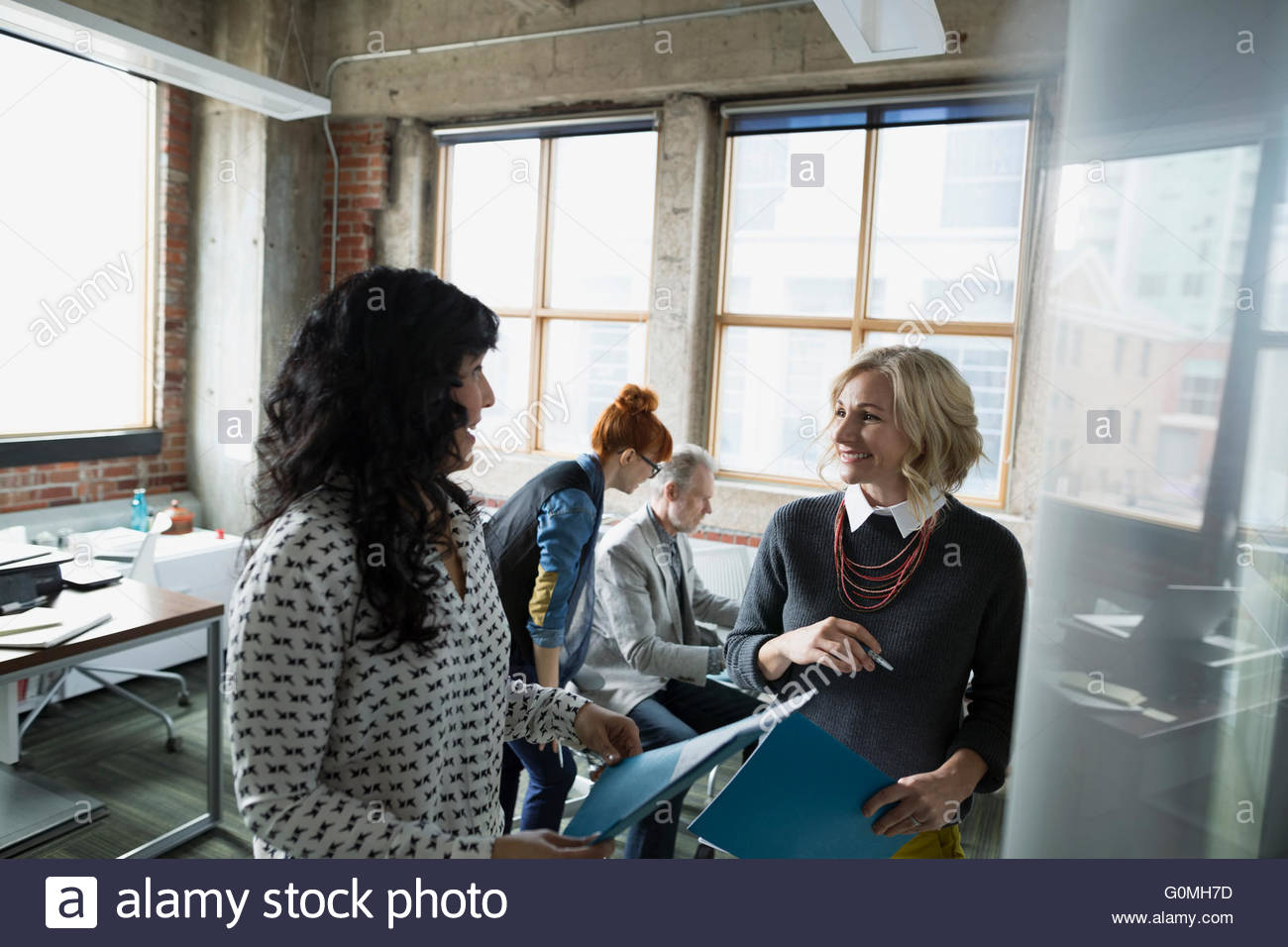 Businesswomen sitting in office Banque D'Images