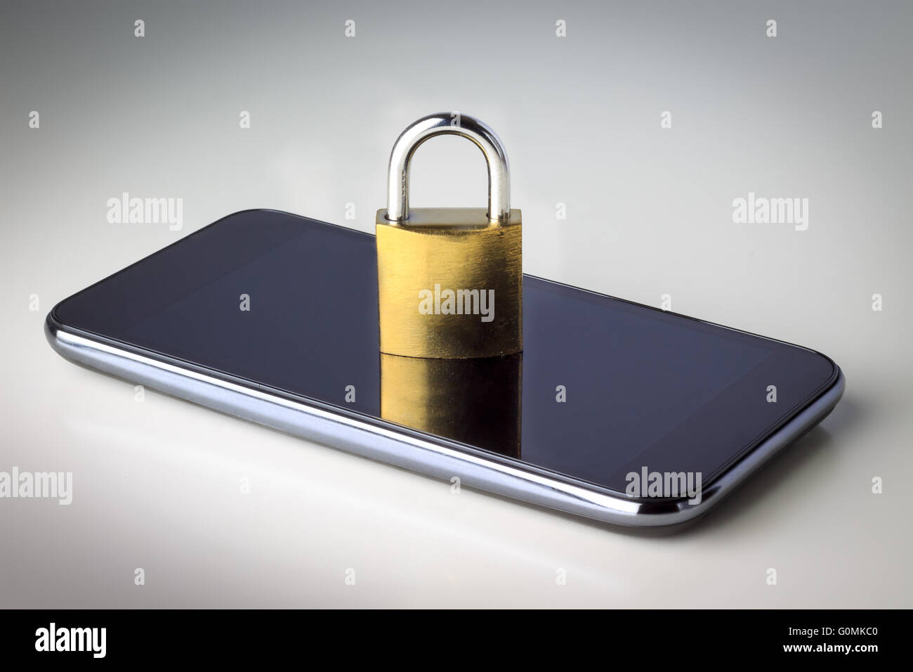 Cadenas verrouillé sur téléphone mobile. Image Concept pour mobiles pour la sécurité. Banque D'Images