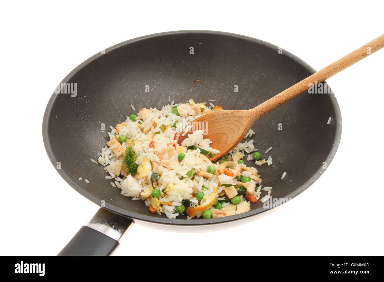 Egg Poulet et riz frit aux légumes dans un wok avec une cuillère en bois isolés contre white Banque D'Images