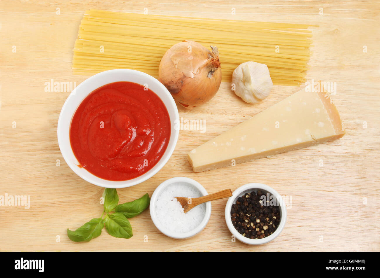 Ingrédients pour une recette de spaghetti sur une planche à découper en bois Banque D'Images