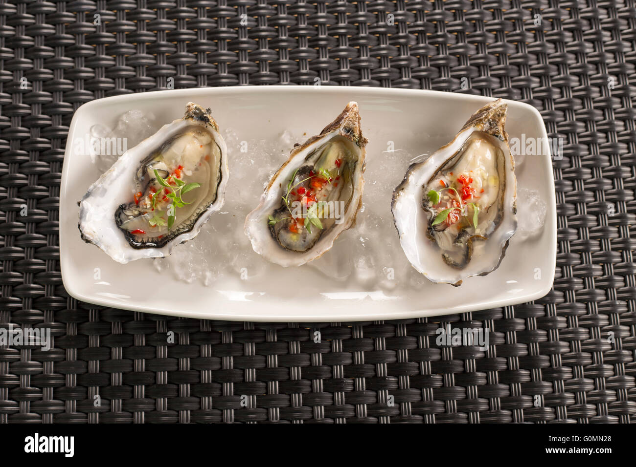 Les huîtres Maldon au piment, gingembre et vinaigre de vin de riz Banque D'Images