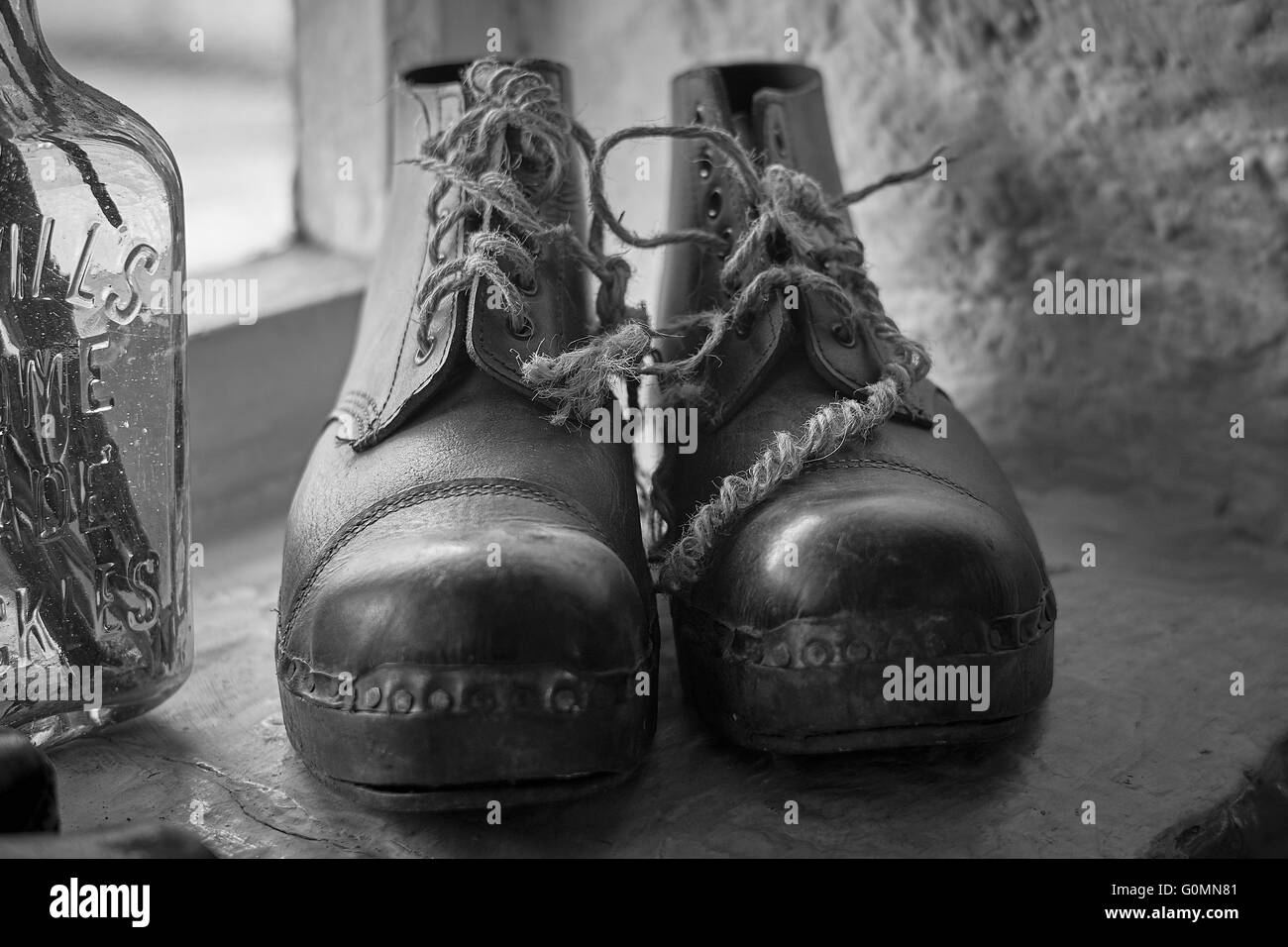 Paire de bottes anciennes clouées pour table de cuisson avec lacets en piqûre Banque D'Images