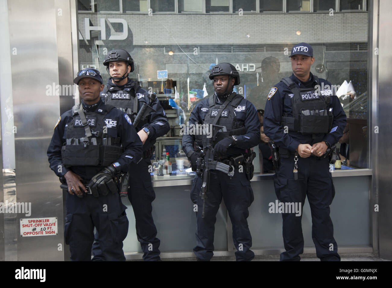 Les agents de l'Unité de lutte contre le terrorisme et visible à la parade perse sur Madison Avenue à New York. Banque D'Images
