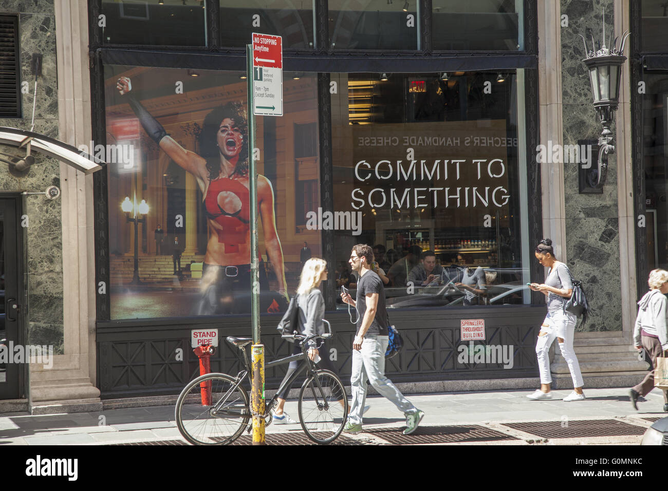 S'engager à quelque chose, accrocheur, image, Equinox, la publicité, les gens, la marche, le trottoir, New York City, New York, États-Unis ; États-Unis d'Amérique ; Banque D'Images