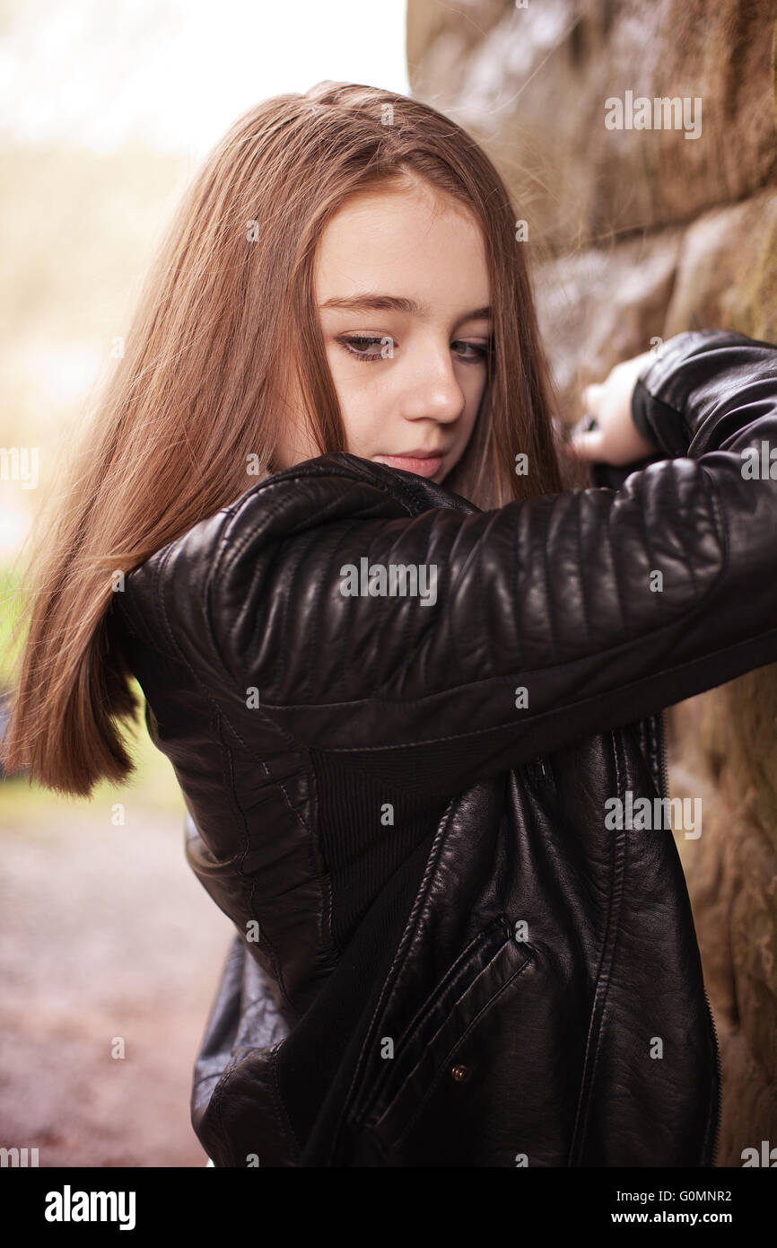 Triste à la belle adolescente regardant vers le bas Banque D'Images