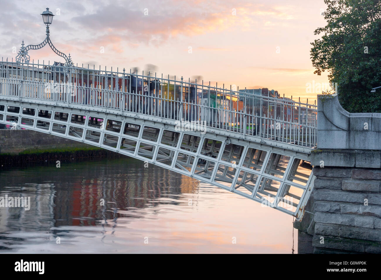 Hapenny Pont sur la rivière Liffey à Dublin, Irlande Banque D'Images