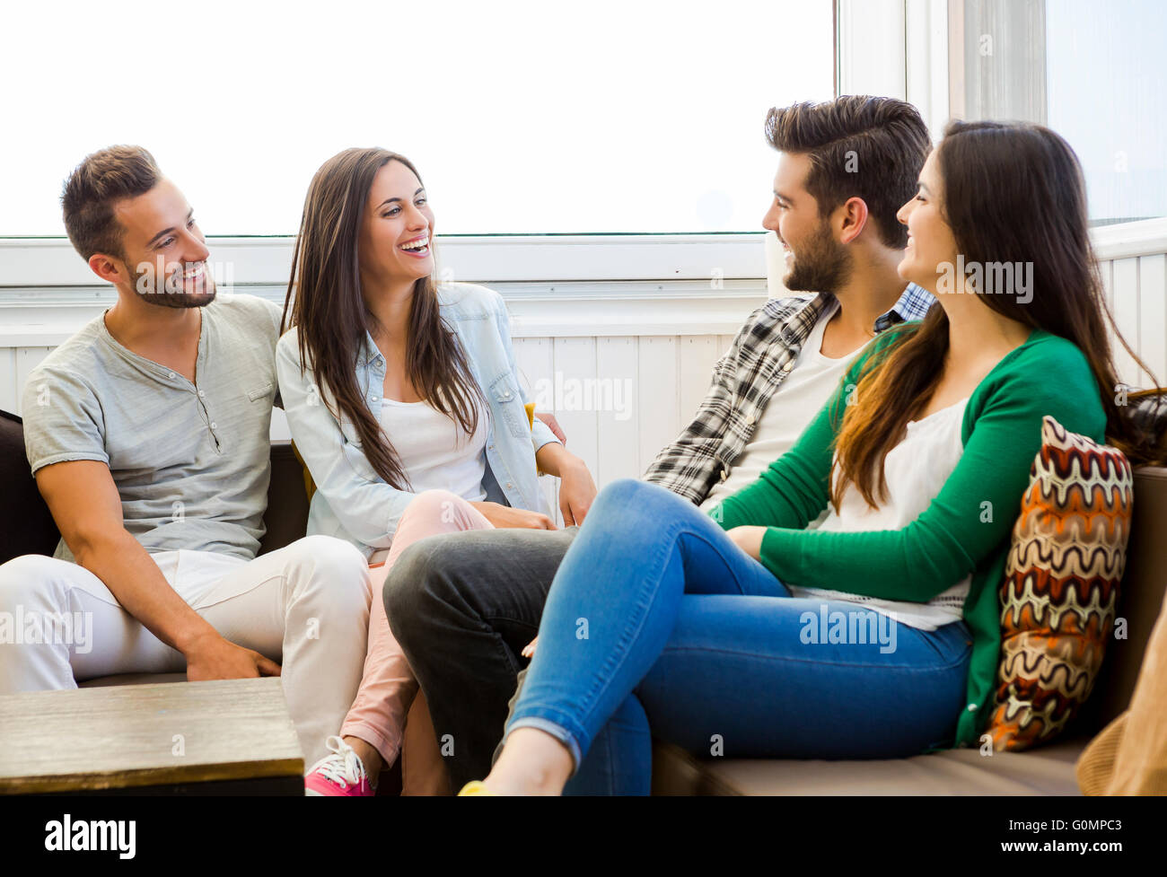 Réunion d'amis au café et d'avoir du plaisir Banque D'Images