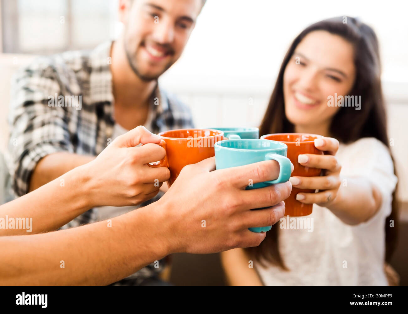 Groupe d'amis faire un toast avec du café Banque D'Images