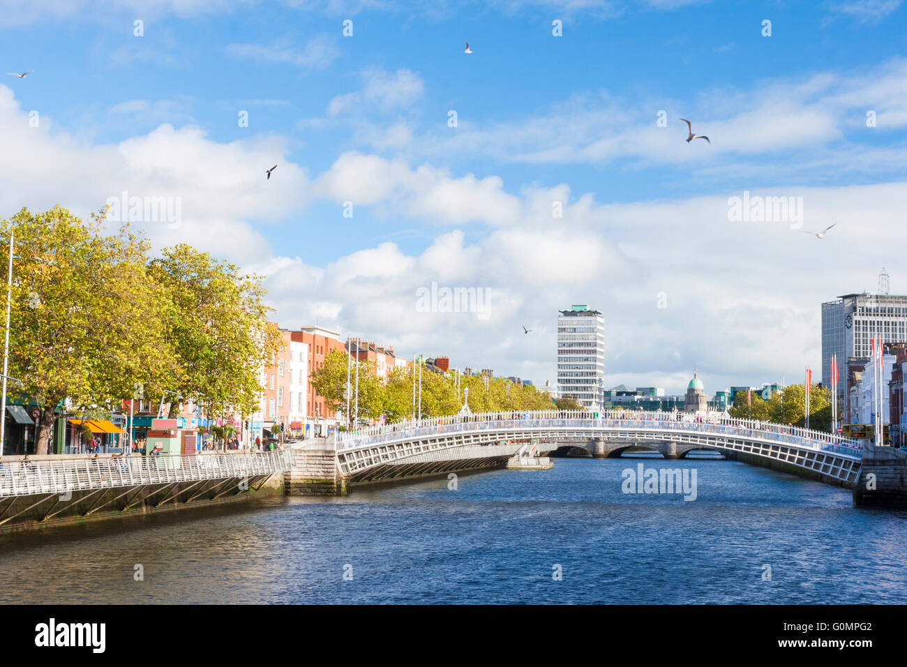 Vue sur Hapenny Pont sur la rivière Liffey à Dublin, Irlande Banque D'Images