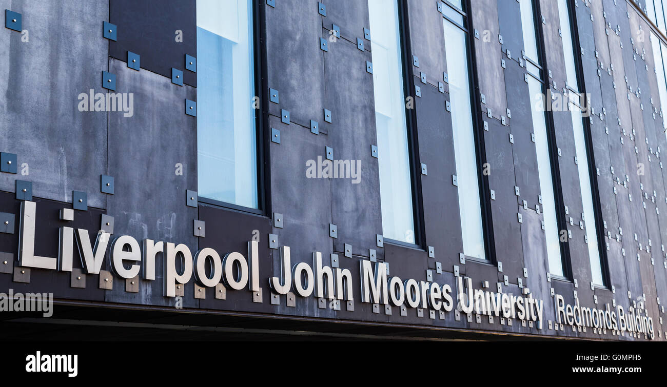 La récolte de l'Redmonds Letterbox bâtiment qui fait partie de l'immense Campus de l'Université John Moores de Liverpool City Centre. Banque D'Images