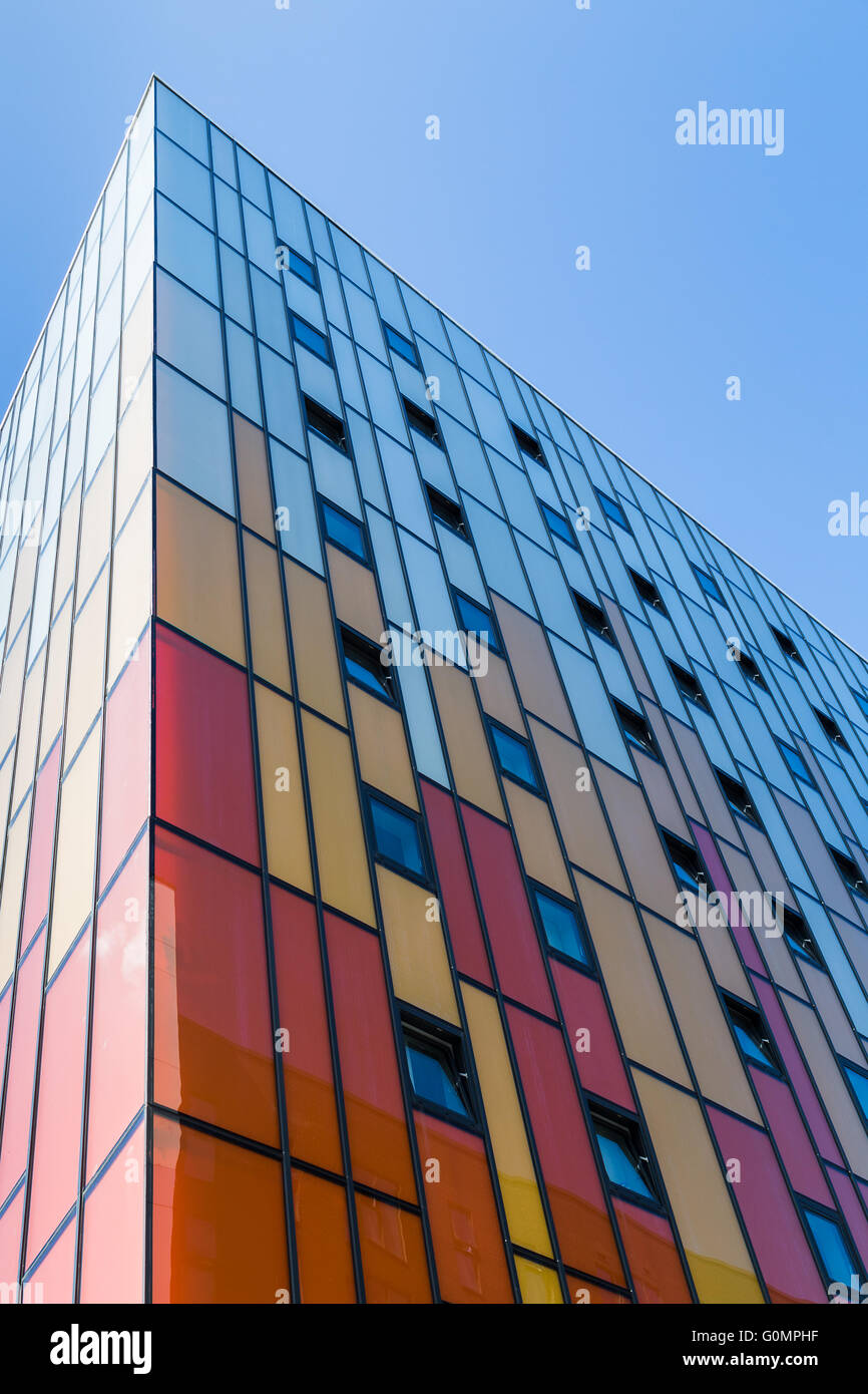 Jusqu'à la à la façade colorée de la Place de la Couronne complexe dans Liverpool. Banque D'Images