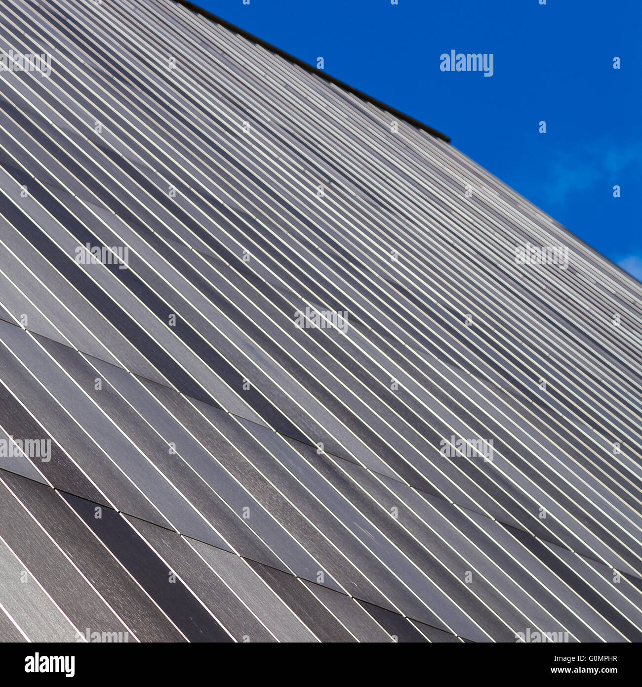 Un cadre de l'apex droit remplissage bâtiment vu depuis les rues de Liverpool sous un magnifique ciel bleu. Banque D'Images