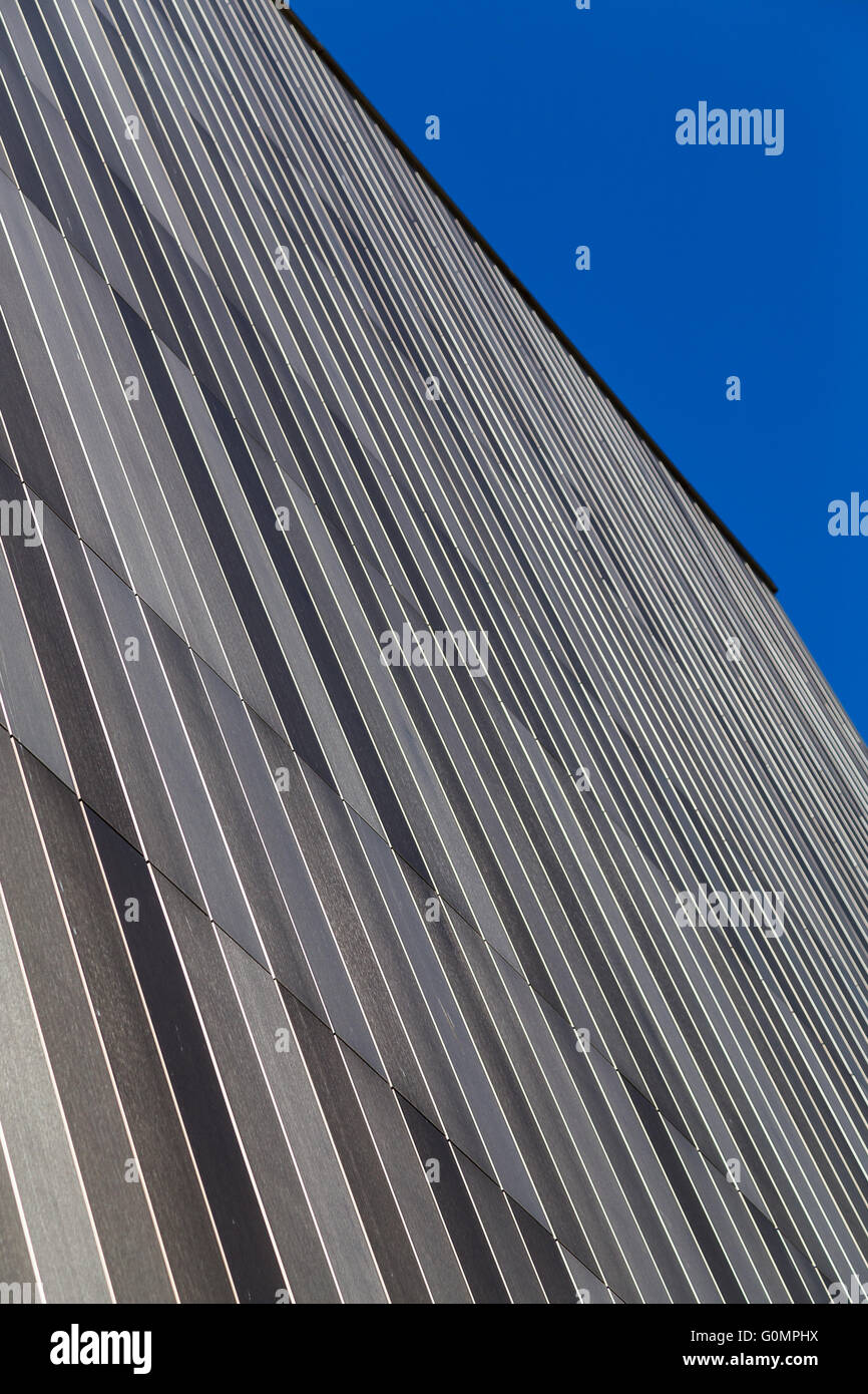 Un cadre de l'apex droit remplissage bâtiment vu depuis les rues de Liverpool sous un magnifique ciel bleu. Banque D'Images