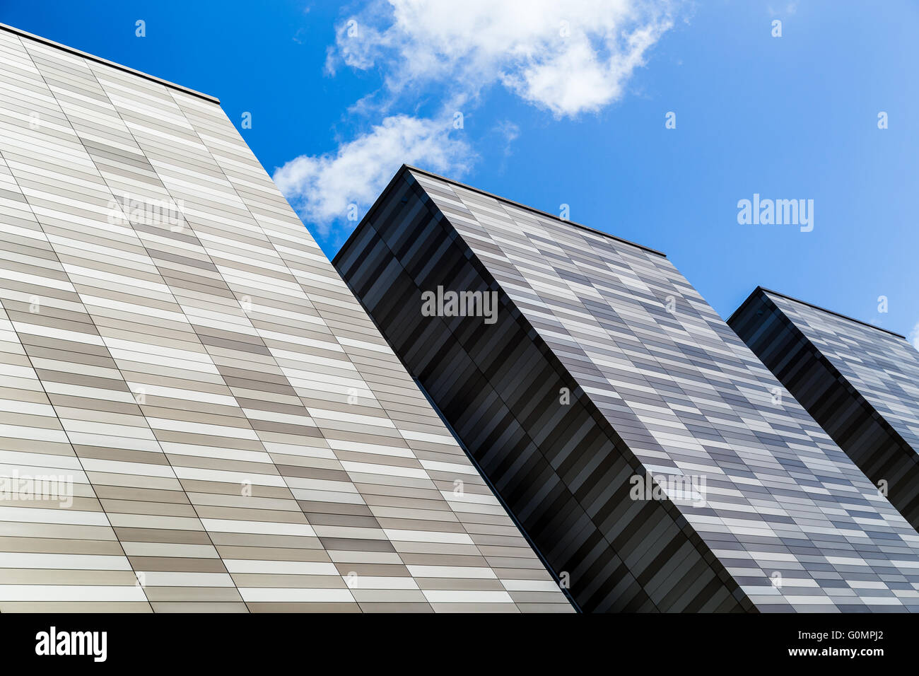 Apex - trio moderne à trois piliers du bâtiment de l'Apex (partie de l'Université de Liverpool) capturé sous un ciel bleu en Banque D'Images