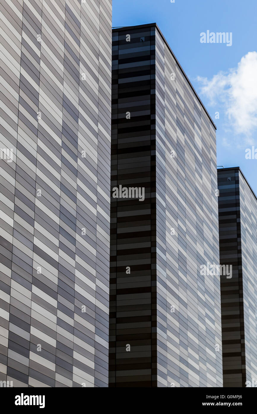 Moderne à trois piliers du bâtiment de l'Apex (partie de l'Université de Liverpool) capturé sous un ciel bleu au printemps. Banque D'Images
