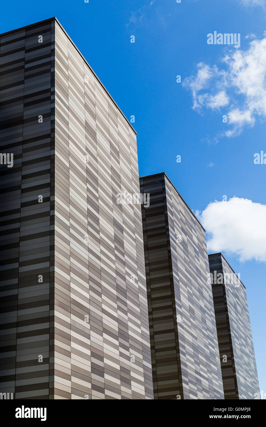 Moderne à trois piliers du bâtiment de l'Apex (partie de l'Université de Liverpool) capturé sous un ciel bleu au printemps. Banque D'Images