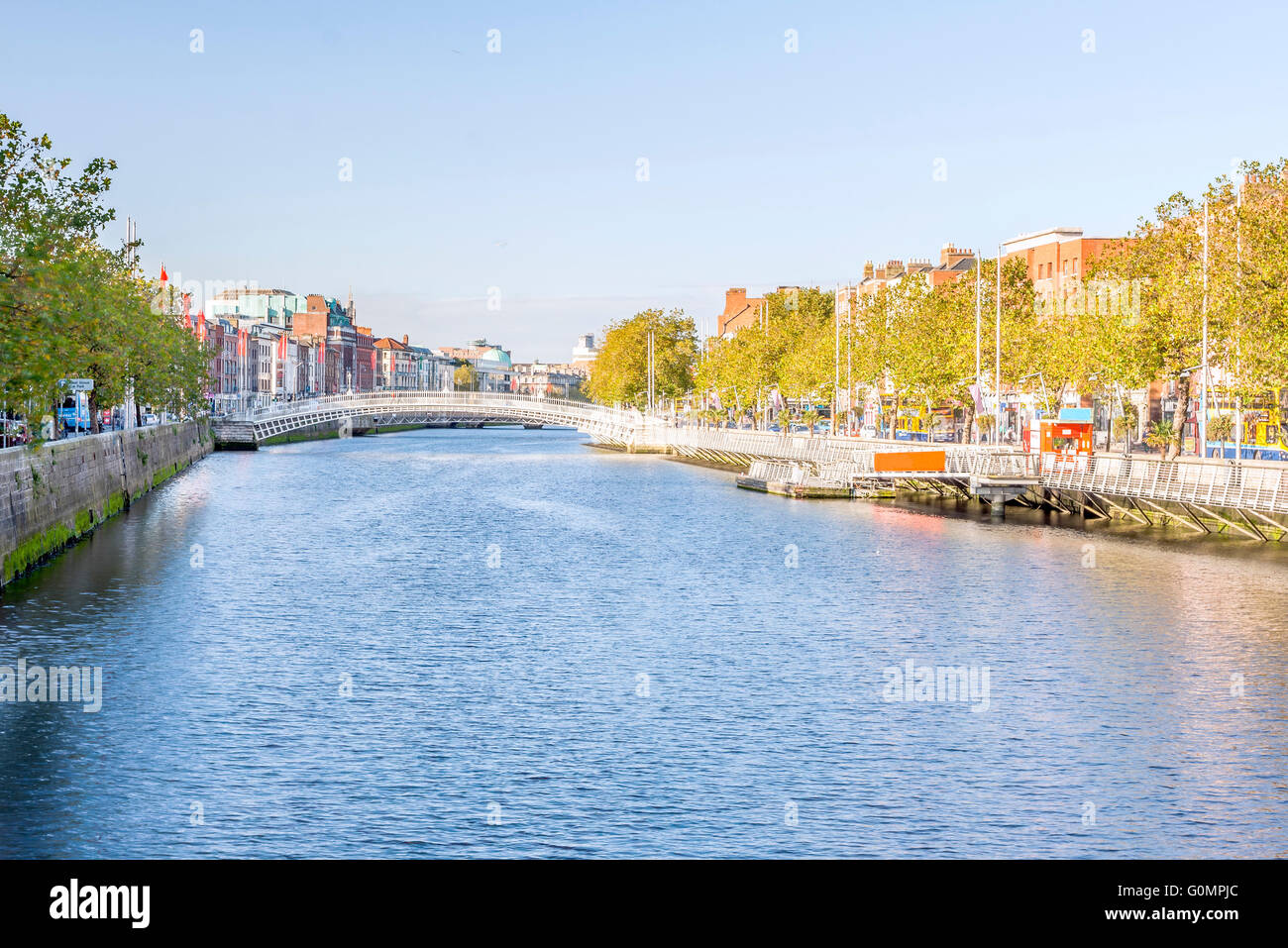 Vue sur Hapenny Pont sur la rivière Liffey à Dublin, Irlande Banque D'Images