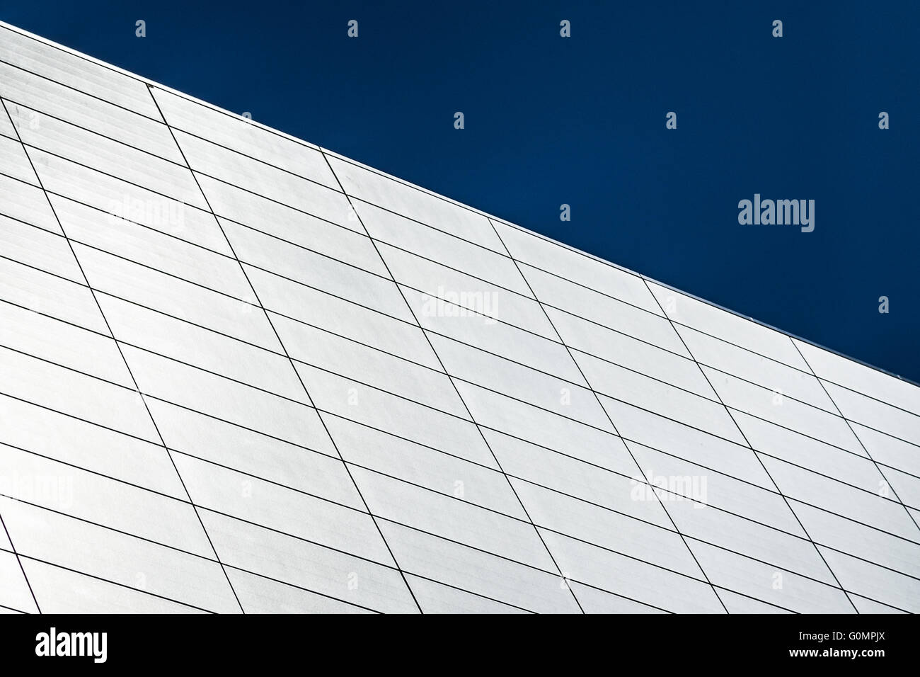 La lumière du soleil du printemps rebondit sur l'argent/gris panneaux de la Science Park. Banque D'Images