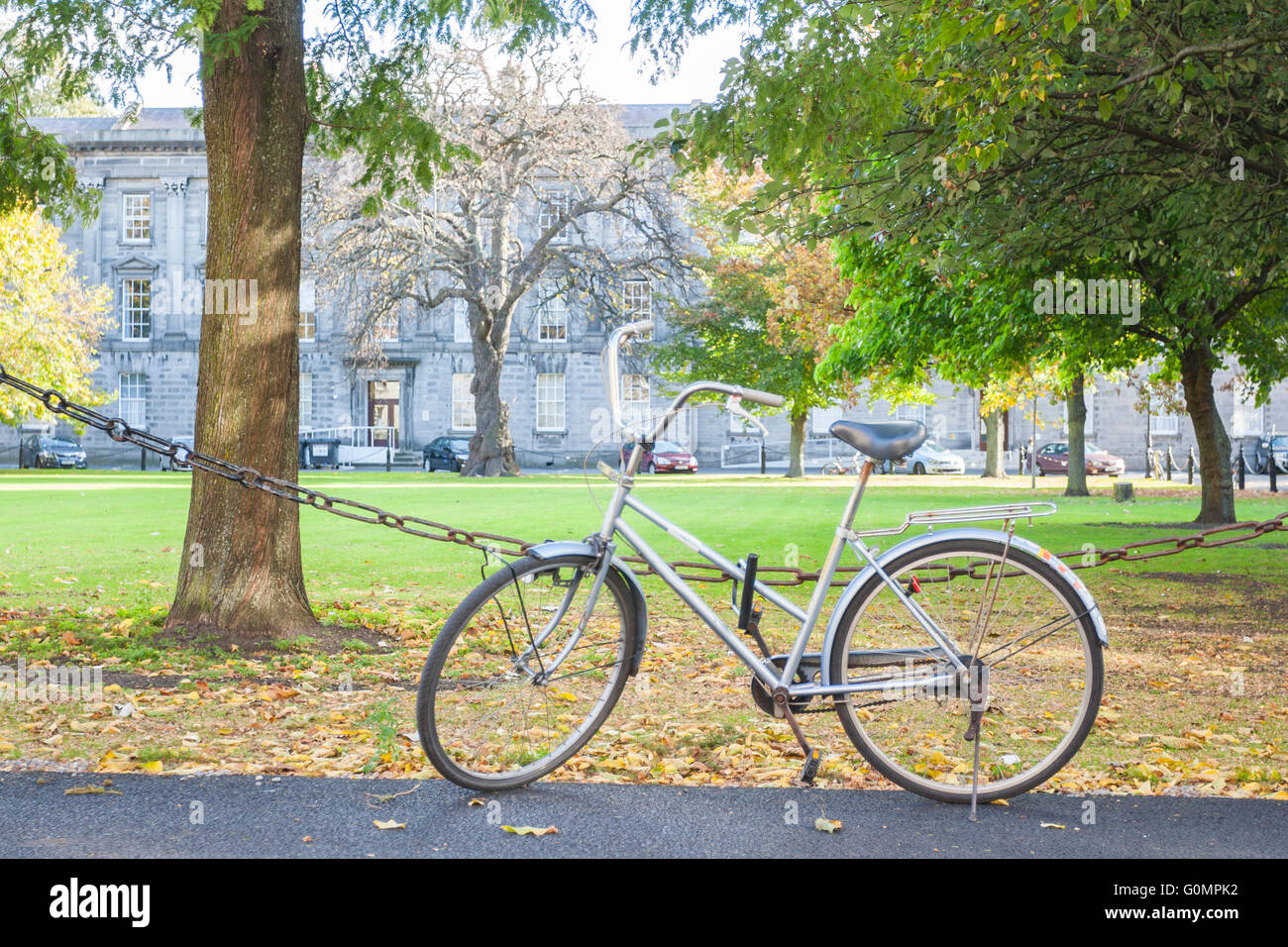 Moto garée à la cour du Trinity College de Dublin, Irlande Banque D'Images
