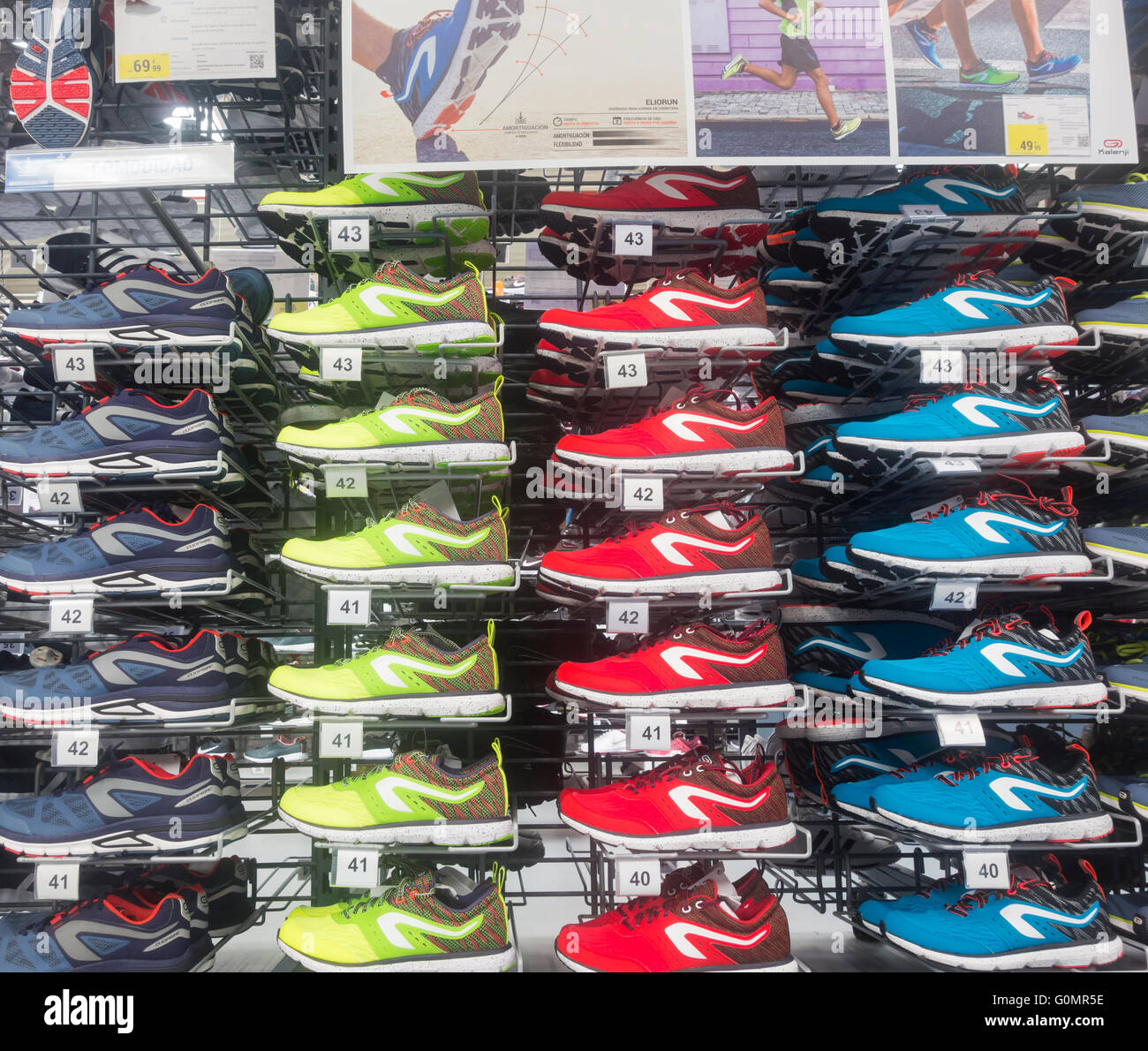 Chaussures de course de marque Kalenji décathlon en magasin. 