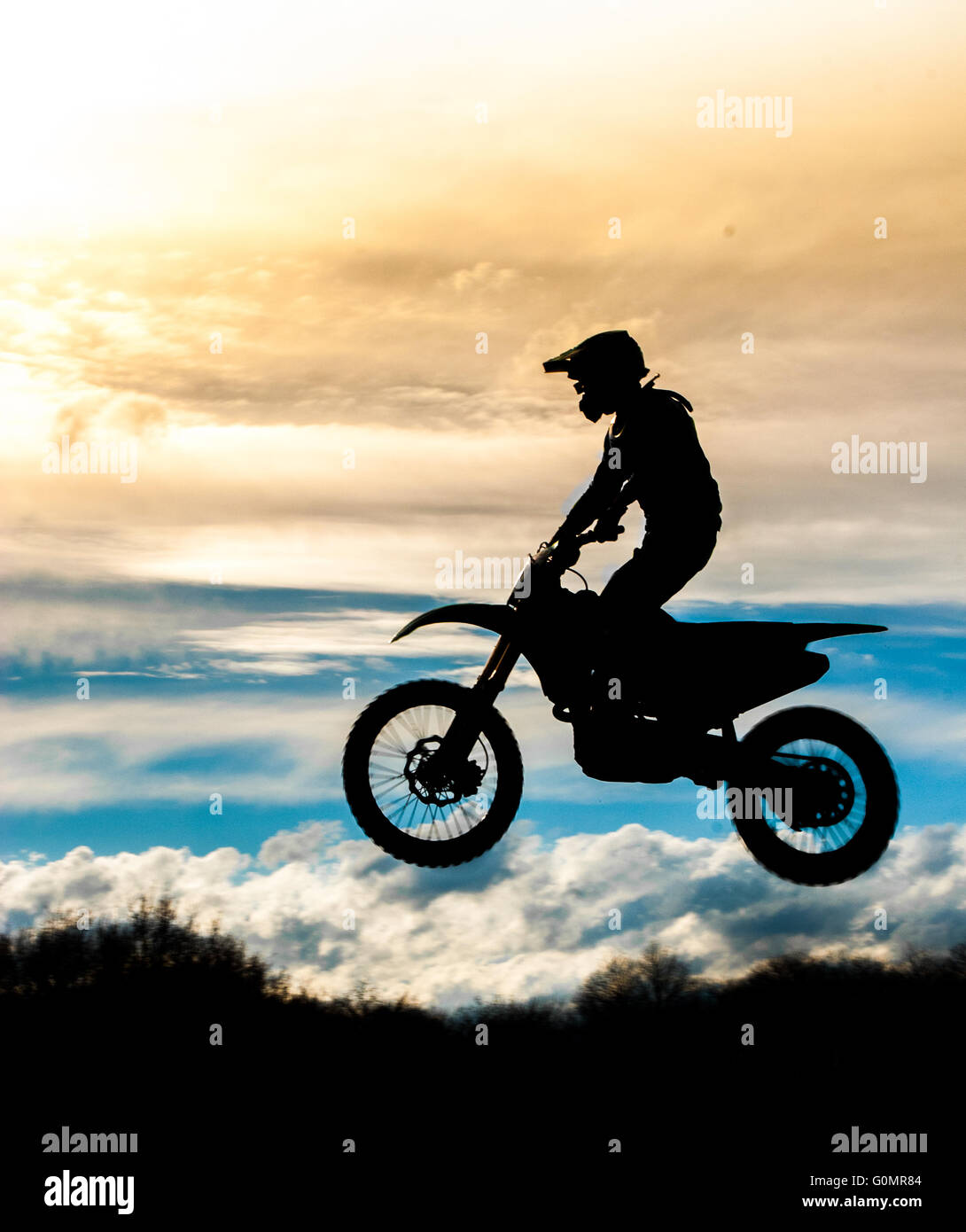 Saut en motocross ombre ciel Banque D'Images