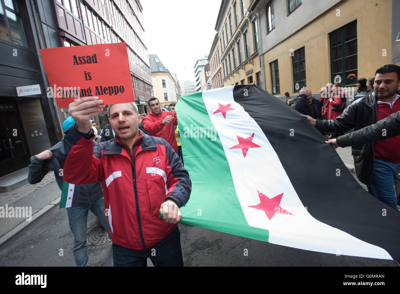 Réfugiés syriens de protester contre la violence faite à Alep durant la parade de mai à Oslo, Norvège, le 1 mai 2016. Banque D'Images