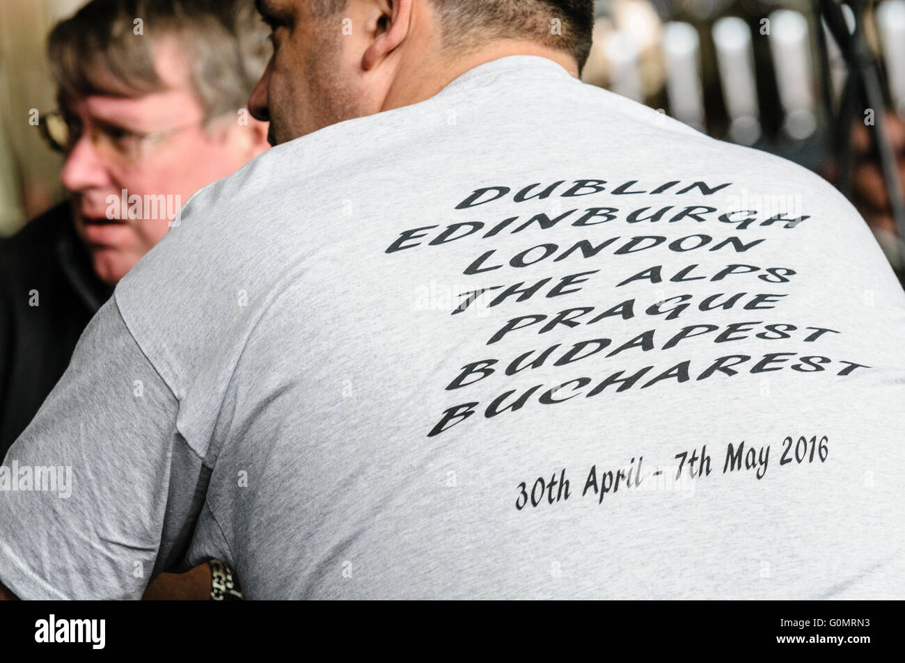 DUBLIN, IRLANDE. 01 mai 2016 - Un homme porte un tee-shirt avec le points de destination de la course Gumball 3000 à Budapest. Banque D'Images