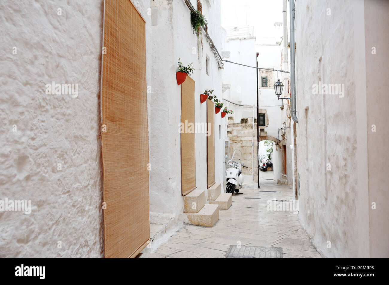 Ruelle de la ville médiévale d'Ostuni, Pouilles, Italie Banque D'Images