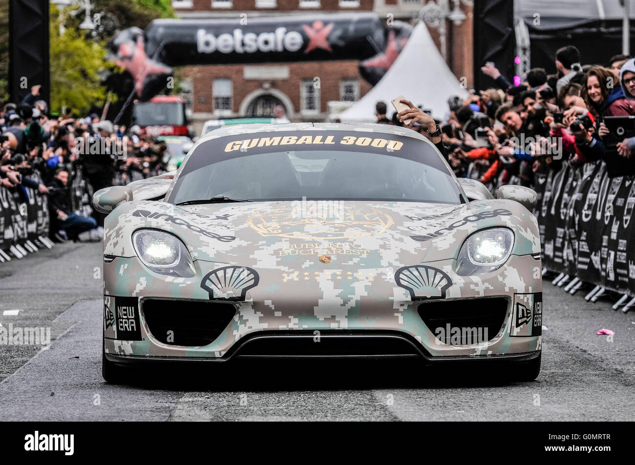 Porsche 918 Spyder hybride plug-in avec hypercar vinyle camouflage Retour à la ligne à la ligne de départ de la Gumball 3000 de Dublin. Banque D'Images