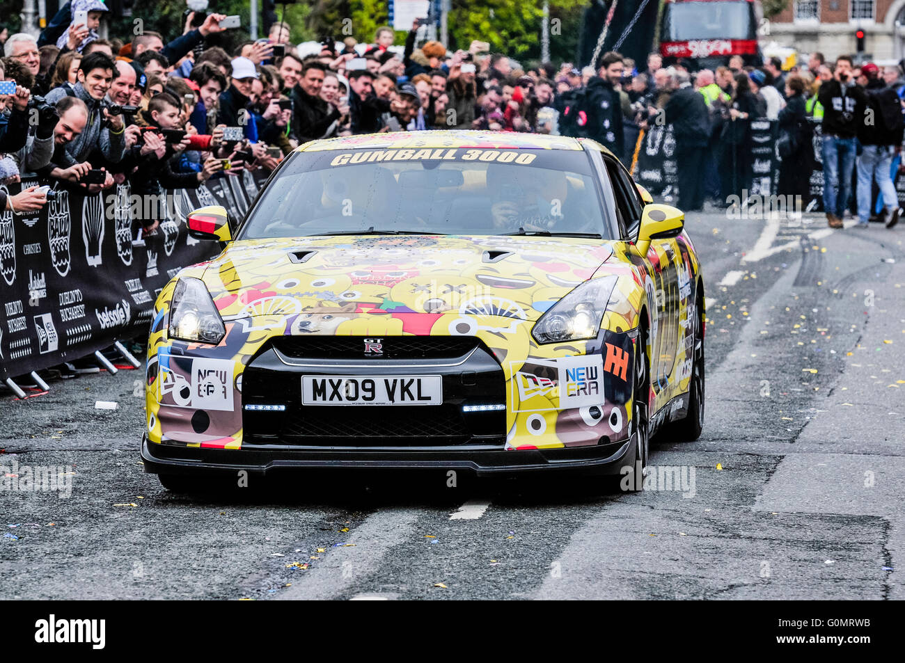 DUBLIN, IRLANDE. 01 mai 2016 - une Nissan GT-R commence le 6 jour de route de Bucarest à partir de Dublin comme il concurrence dans le rallye Gumball 3000. Cette voiture de l'accélérateur de l'équipe, appelé "EmojiTR' a un système d'échappement qui fait un bruit incroyable, et crache des flammes. Banque D'Images